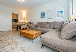 Ferienliebe Westerland – 3-Zimmer-Ferienwohnung für bis 4 Personen mit Balkon.