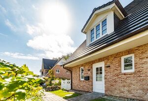 Sylt Oase – Doppel-Ferienhaushälfte für max. 6 Personen mit Sauna, Garten und Kinoraum