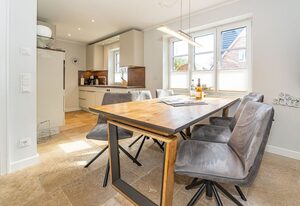 Sylt Oase – Doppel-Ferienhaushälfte für max. 6 Personen mit Sauna, Garten und Kinoraum