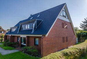 Sommerwind – Ferienwohnung in Wenningstedt für bis zu 4 Personen, mit Balkon.