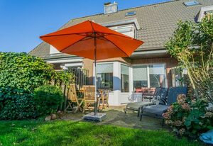 Haus Tinchen – Ferienhausteil für 6 Personen mit Garten in Stadt- und strandnähe