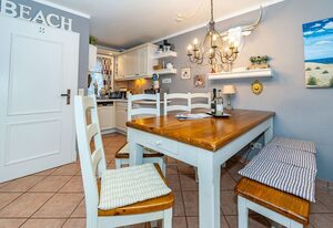 Haus Tinchen – Ferienhausteil für 6 Personen mit Garten in Stadt- und strandnähe