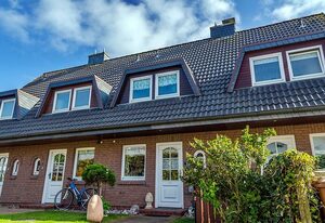 Haus Tinchen – Ferienhausteil für 6 Personen mit Garten in Stadt- und strandnähe