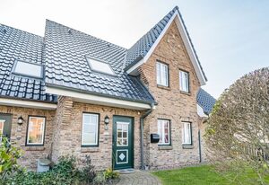 Haus Charlotte – Mittel-Ferienhausteil für max. 4 Personen mit Garten - nur 350m bis zum Strand.