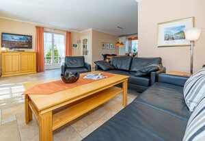 Ammerland Whg. 1 – Großzügige Ferienwohnung für bis zu 4 Personen mit Garten.