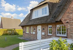 Meeresbrise, App. 1 – Feines Wohnen mit viel Platz unter kuscheligem Reet in Bestlage.