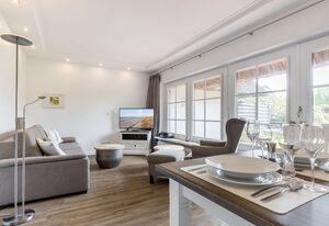 Lüüvwai II – In einer reetgedeckten Wohnanlage in Südlage nahe dem Benen-Diken-Hotel.