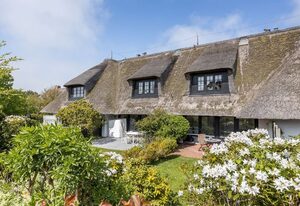 Lüüvwai II – In einer reetgedeckten Wohnanlage in Südlage nahe dem Benen-Diken-Hotel.