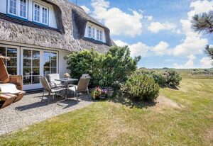 Meertehuus – Das reetgedeckte Haus liegt im Süden von Keitum in Richtung Wiesen und Deich.