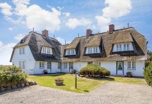 Meertehuus – Das reetgedeckte Haus liegt im Süden von Keitum in Richtung Wiesen und Deich.