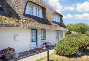 Meertehuus – Das reetgedeckte Haus liegt im Süden von Keitum in Richtung Wiesen und Deich.