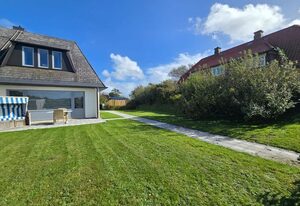 Ferienhaus Am Dorfteich 16a Wenningstedt – Ferienhaus am Dorfteich 16a – Strandnahe Ferienwohnung in Wenningstedt auf Sylt mit Terrasse, Dünenblick & Garten
