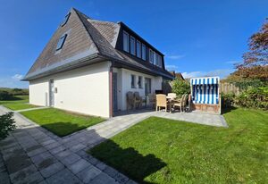 Ferienhaus Am Dorfteich 16a OG in Wenningstedt – Ferienhaus am Dorfteich 16a OG – Ferienwohnung in Wenningstedt auf Sylt mit Dünenblick, Garten & Strandnähe für bis zu 5 Personen