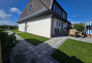 Ferienhaus Am Dorfteich 16a OG in Wenningstedt – Ferienhaus am Dorfteich 16a OG – Ferienwohnung in Wenningstedt auf Sylt mit Dünenblick, Garten & Strandnähe für bis zu 5 Personen