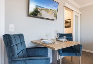 Meerblick 1 – Genießen Sie die atemraubenden Sonnenuntergänge über dem Meer auf Ihrem Balkon.