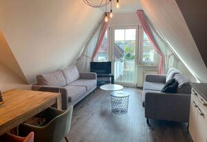 Hafenstrasse 34 - Wohnung 8 – Komfortable Ferienwohnung in Zingst mit Parkplatz, 3 Schlafzimmern und WLAN
