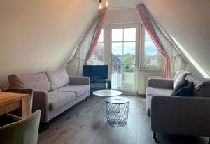Hafenstrasse 34 - Wohnung 8 – Komfortable Ferienwohnung in Zingst mit Parkplatz, 3 Schlafzimmern und WLAN