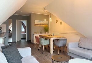 Hafenstrasse 34 - Wohnung 8 – Komfortable Ferienwohnung in Zingst mit Parkplatz, 3 Schlafzimmern und WLAN