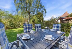 Kuttels Koje – Ab an die frische Luft und den Urlaub im Garten des Ferienhauses genießen.