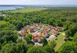 Ferienpark Freesenbruch – Komfortable Ferienwohnung im Ferienpark mit Balkon und Pool in Zingst