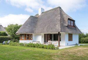 Kirchenweg – Das wunderschön gelegene Einzelhaus ist reetgedeckt mit ca. 120 m².