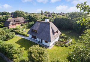 Kirchenweg – Das wunderschön gelegene Einzelhaus ist reetgedeckt mit ca. 120 m².