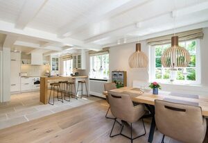 Heckenrose – Typisches Friesenhaus unter Reet