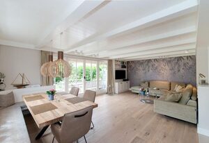 Heckenrose – Typisches Friesenhaus unter Reet