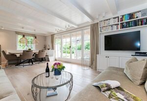 Heckenrose – Typisches Friesenhaus unter Reet