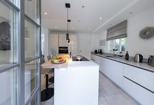 Modernes Ferienhaus mit Sauna, eingezäuntem Garten und Strandnähe – ideal für Familien, Freunde und Hundeliebhaber
