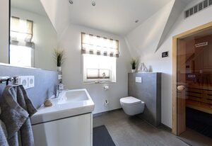 Modernes Ferienhaus mit Sauna, eingezäuntem Garten und Strandnähe – ideal für Familien, Freunde und Hundeliebhaber