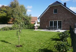 Stüürmanns Huus – Luxus 100qm Ferienhaus für 6 Pers mit Sauna, Kamin & Garten beim Naturbadestrand