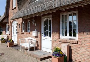 Sünnaklaas – Top Lage mit Meerblick. Design-Ausstattung. Kuschelig unter Reet.