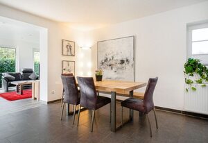 Ruhepol – 130qm Ferienhaus für 6 Personen mit Wintergarten, Garten, Dachterrasse und Kamin