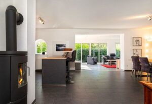 Ruhepol – 130qm Ferienhaus für 6 Personen mit Wintergarten, Garten, Dachterrasse und Kamin