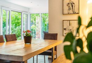 Ruhepol – 130qm Ferienhaus für 6 Personen mit Wintergarten, Garten, Dachterrasse und Kamin