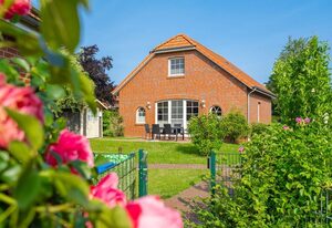 Mittsommer – Schönes Ferienhaus (100qm) für 6 Personen mit Kamin, Garten und Wasserzugang
