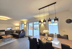 Ferienhaus Urlaubsglück Neßmersiel – Modernes Ferienhaus mit Kamin, Garten und familienfreundlicher Ausstattung