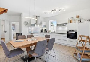 Nordseeperle – 100qm Ferienhaus für 6 Personen + Hund mit Kamin, Sauna & Garten in Hafennähe