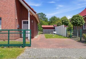 Friesenperle – Tolles Ferienhaus (85qm) für 4 Personen mit Kamin direkt am Wasser
