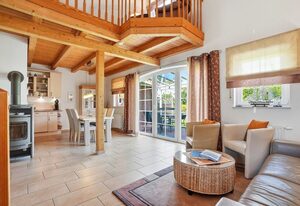 Friesenperle – Tolles Ferienhaus (85qm) für 4 Personen mit Kamin direkt am Wasser