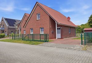 Friesenperle – Tolles Ferienhaus (85qm) für 4 Personen mit Kamin direkt am Wasser