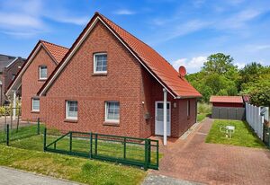 Friesenperle – Tolles Ferienhaus (85qm) für 4 Personen mit Kamin direkt am Wasser