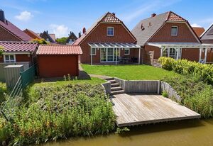 Friesenperle – Tolles Ferienhaus (85qm) für 4 Personen mit Kamin direkt am Wasser