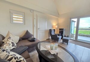 Ferienhaus Zuhause am Deich Neßmersiel – Freistehendes Ferienhaus mit Garten, Kaminofen und Terrasse in Neßmersiel
