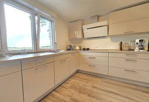 Ferienhaus Zuhause am Deich Neßmersiel – Freistehendes Ferienhaus mit Garten, Kaminofen und Terrasse in Neßmersiel