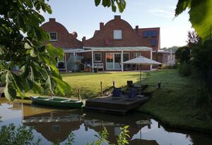 Grachtenkate – Traumhaftes Ferienhaus direkt am Wasser