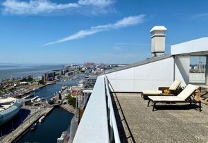 COAST HOUSE Sky Suite