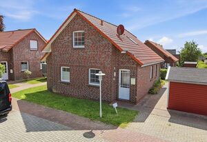 Blaue Möwe – Freistehendes Ferienhaus (100qm) für 6 Personen mit Garten, Kamin, 2 Bädern