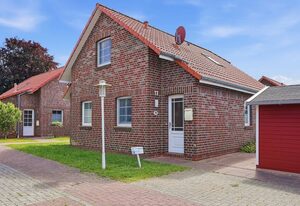 Blaue Möwe – Freistehendes Ferienhaus (100qm) für 6 Personen mit Garten, Kamin, 2 Bädern